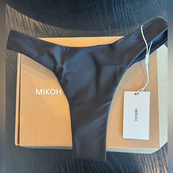 Mikoh | Corfu Bottoms 2024 Collection | NWT
Black Size Small - Picture 2 of 8